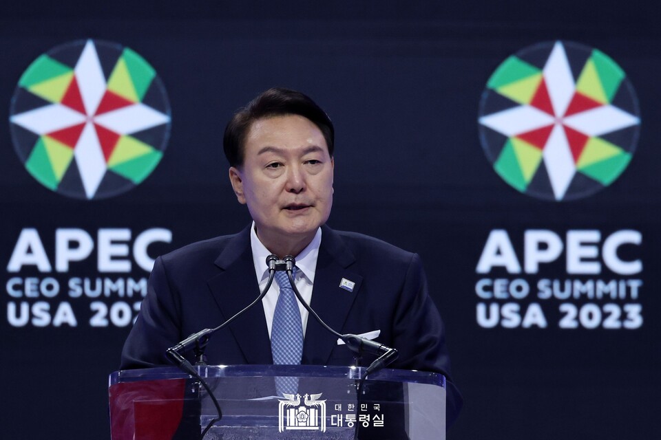 윤석열 대통령이 15일 APEC CEO Summit 행사에 참석해 기조연설을 하고 있다.(사진제공=대통령실)