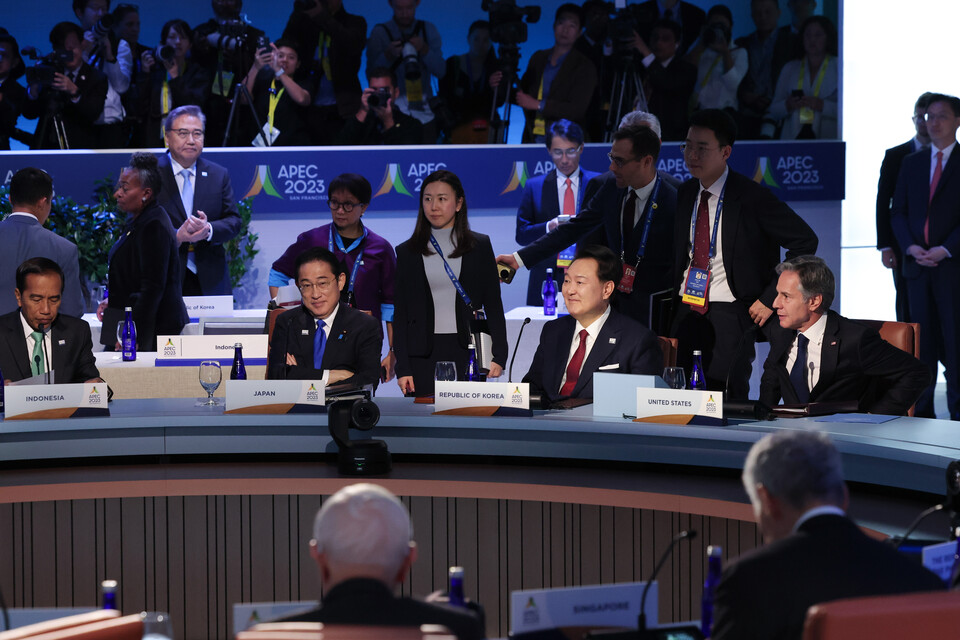 윤석열 대통령이 17일 오전(현지시간) 미국 샌프란시스코에서 개최된 제30차 아시아태평양경제협력체(APEC) 정상회의 두 번째 세션인 '리트리트'에 참석했다. (출처=대통령실 홈페이지)
