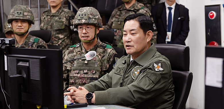 신원식(오른쪽 첫 번째) 국방부장관이 지난 10월 9일 최전방 육군 제1보병사단을 찾아 군사대비태세를 점검하고 장병들을 격려하고 있다. (사진제공=국방부)