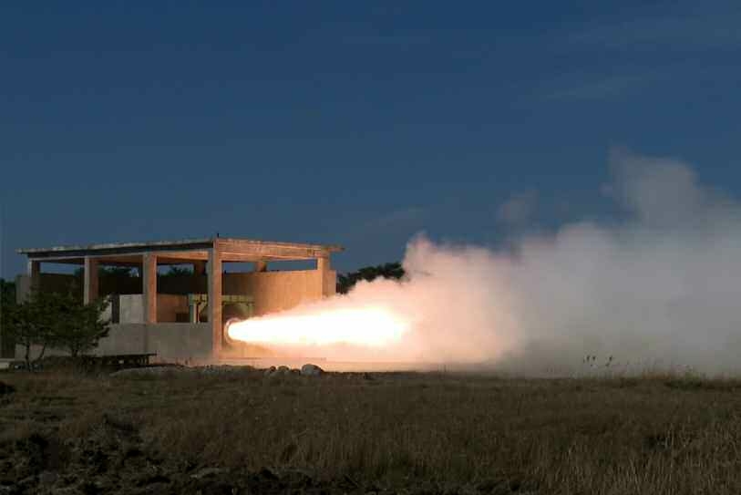 북한이 발사체를 위한 대출력 고체연료 엔진의 첫 지상 분출 시험을 11월 12일과 14일, 성공적으로 실시했다고 노동당 기관지 노동신문이 15일 보도했다. (사진=평양 노동신문/뉴스1)