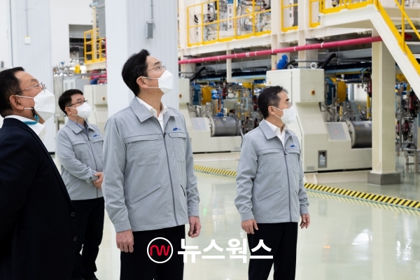 이재용(왼쪽 세 번째) 삼성전자 회장이 지난해 11월 삼성전기 부산사업장을 찾아 MLCC 원료 제조 현장을 점검하고 있다. (사진제공=삼성전자)