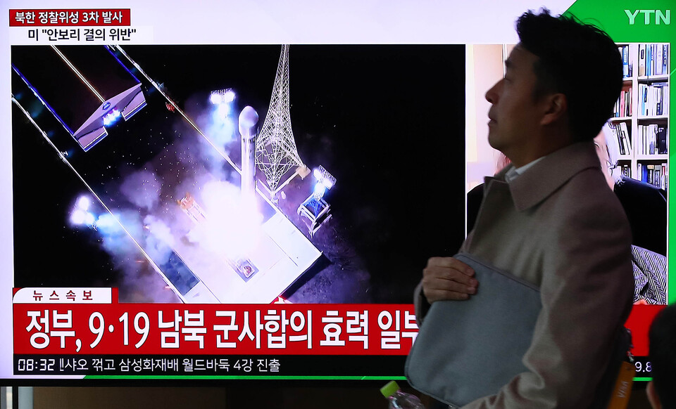 22일 오전 서울역에서 한 시민이 북한의 3차 군사정찰위성발사에 따른 9·19 남북 군사합의 효력 일부 정지에 대한 뉴스를 보고 있다. (사진=뉴스1)