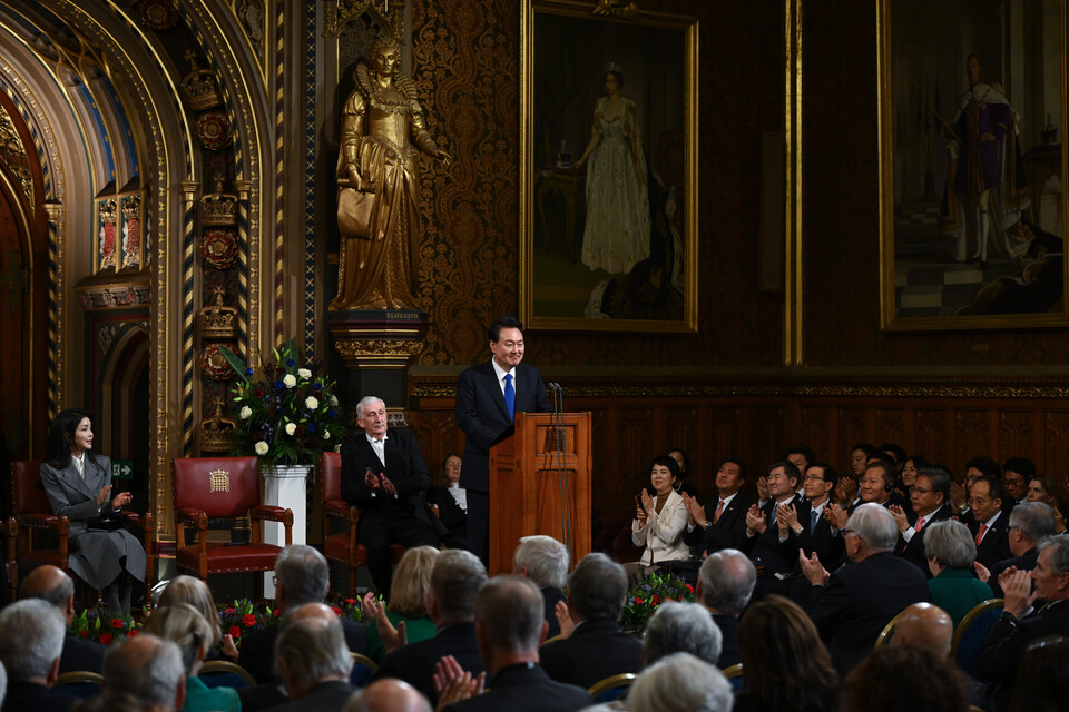 영국을 국빈 방문한 윤석열 대통령이 21일(현지시간) 국회의사당인 런던 웨스트민스터 궁에서 연설을 하고 있다. (사진제공=대통령실)