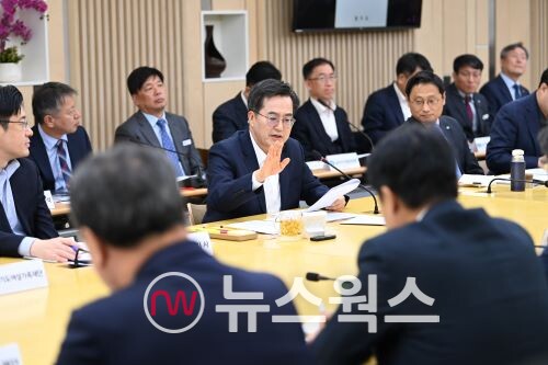 김동연(가운데) 지사가 도정 열린회의에서 발언하고 있다.(사진제공=경기도)