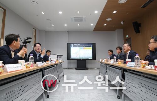 정명근(왼쪽줄 두 번째) 시장이 송산그린시티 현장 관계자들과 현안을 논의하고 있다.(사진제공=화성시)