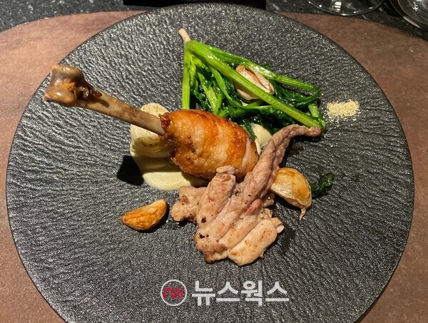 토종닭을 프랑스 요리기법인 콩피로 조리한 '토종닭 콩피와 목살 숯불구이' (사진=김다혜 기자) 