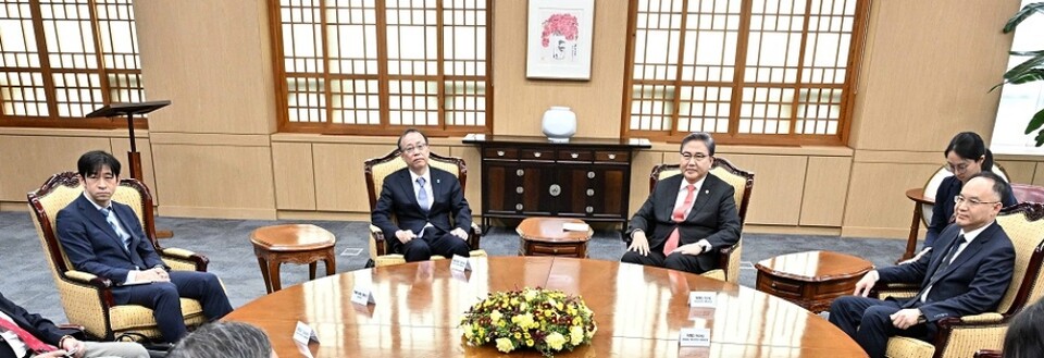 박진(왼쪽 세 번째) 외교부 장관은 지난 9월 서울에서 열린 한중일 차관보급 고위관리회의(SOM)에 참석한 3국 대표들을 접견하고 있다. (사진제공=외교부)