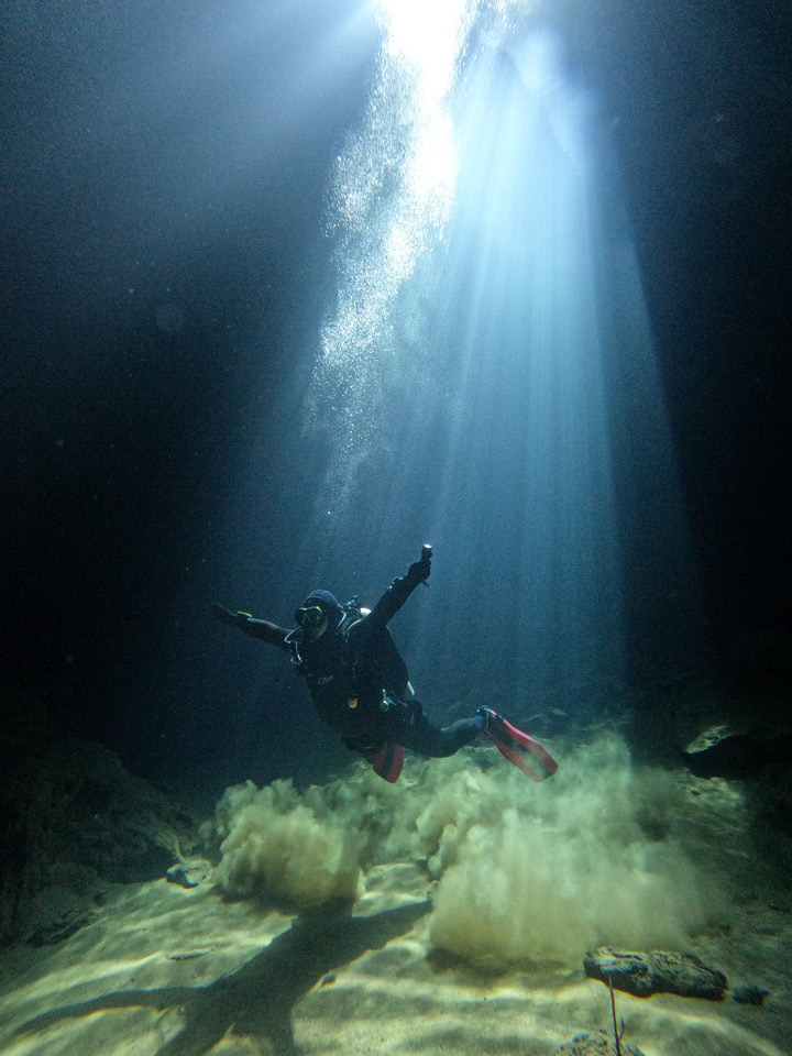 팔리핀 코론 섬 바닷속 '카세드랄 동굴'에서 다이빙을 즐기는 모습. 빛의 아름다움을 경험할 수 있는 곳이다. (사진제공=곽상희)