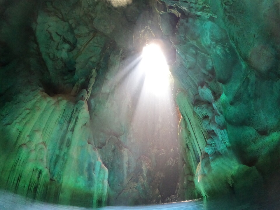 필리핀 코론 섬 바닷속 '카세드랄 동굴'에 빛이 들어오는 모습. (사진제공=곽상희)