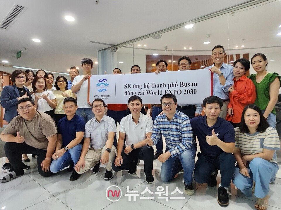 SK어스온 베트남 호치민 지사 구성원들이 2030 부산엑스포 유치를 응원하고 있다. (사진제공=SK이노베이션)