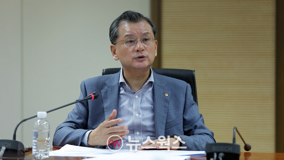 여승주 한화생명 부회장이 노마드 회의를 주재하고 있다. (사진제공=한화생명)