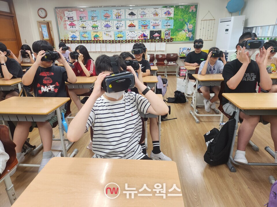 용인시가 초등학생을 대상으로 VR(가상현실)을 활용한 안전교육을 하고 있는 모습(사진제공=용인시)