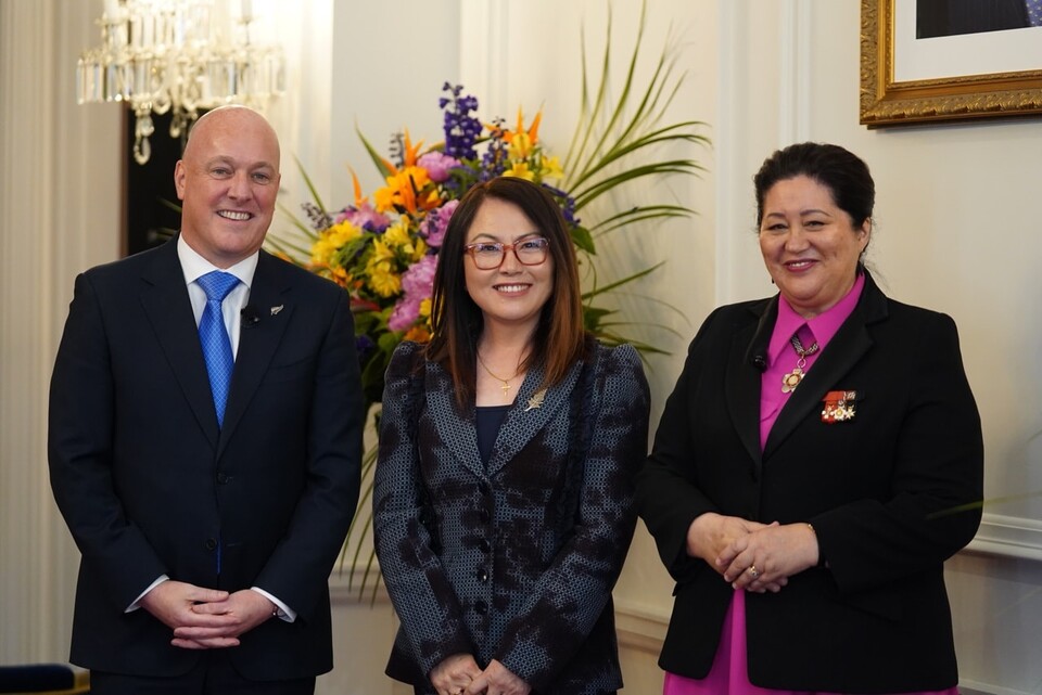 멜리사 리(가운데) 국민당 의원이 뉴질랜드 첫 한인 장관이 된 뒤 기념 촬영을 하고 있다. (출처=멜리사 리 페이스북)