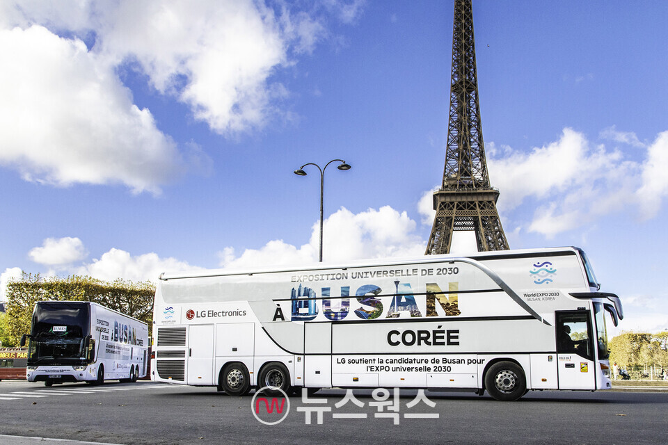 LG가 운영하는 부산 엑스포 홍보 버스가 28일 2030년 엑스포 개최지 선정을 위한 투표를 앞두고 파리의 주요 명소들을 순회하고 있다. (사진제공=LG)