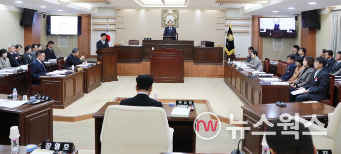 영양군의회(의장 김석현)가 27일 제1차 본회의를 열어 안건을 처리하고 있다. (사진제공=영양군의회)