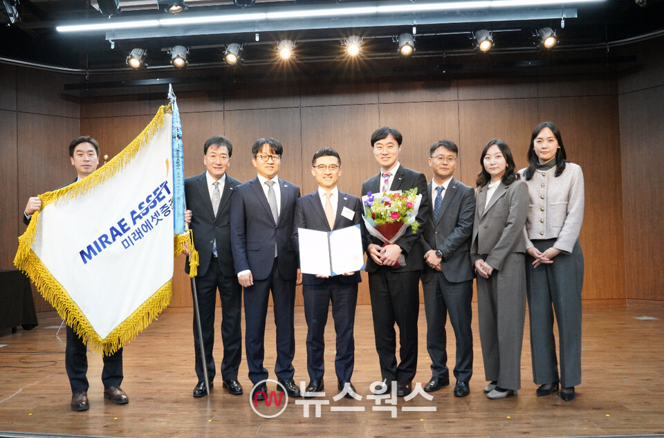 김미섭(왼쪽 네 번째) 미래에셋증권 대표가 임직원들과 기념사진을 촬영하고 있다. (사진제공=미래에셋증권)