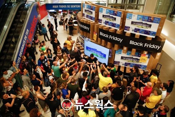 블랙프라이데이를 맞아 브라질 상파울루시 매장에 수많은 구매자가 운집해 있다. (사진제공=삼성전자)