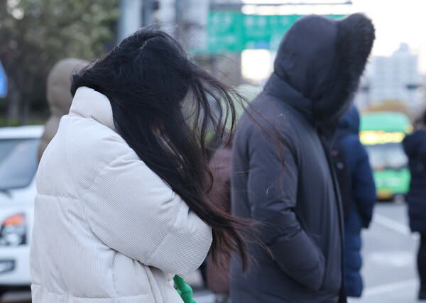한파가 이어진 지난 24일 서울 광화문네거리에서 시민들이 잔뜩 움츠린 채 출근하고 있다. (사진=뉴스1)