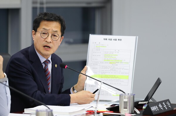 주민 참여하는 악취 없는 마을 만들기 TF팀 꾸려 달라고 요청하는 박종각 시의원. (사진제공=의원실)