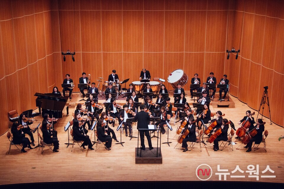 지난 2일 포항제철소가 효자아트홀에서 ‘2023 포스필하모닉 오케스트라 정기연주회’를 열고 있다. (사진제공=포스코)