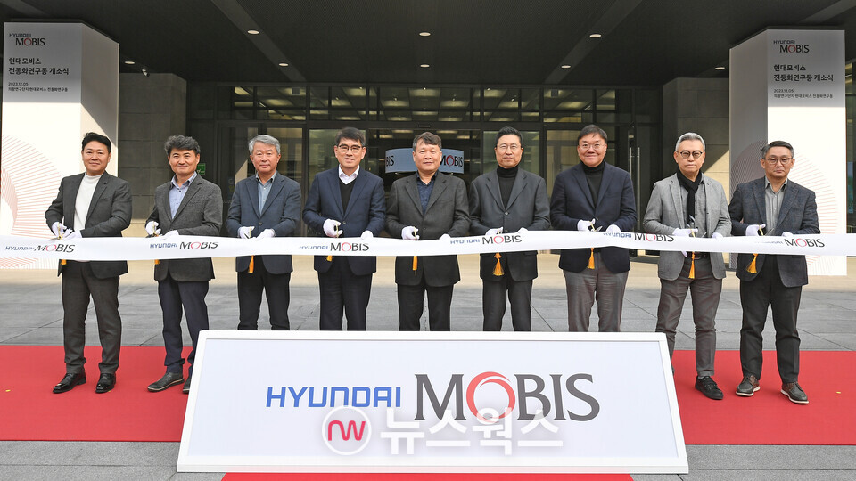 현대모비스 관계자들이 전동화 연구동 테이프 커팅식을 하고 있다. 왼쪽부터 현대모비스 전동화랩장 이영국 상무, 현대모비스 전동화BU장 오흥섭 전무, 현대모비스 통합솔루션부문장 성기형 부사장, 현대자동차 남양연구소(TVD본부장) 양희원 부사장, 현대모비스 이규석 사장, 현대자동차 기획조정2실장 전상태 부사장, 현대자동차 배터리개발센터장 김창환 전무, 현대로템 디펜스솔루션사업부장 이정엽 전무, 현대트랜시스 P/T연구개발본부장 권혁빈 상무. (사진제공=현대모비스)