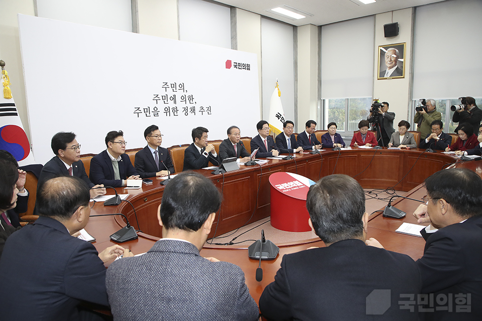 지난 5일 국회에서 열린 원내대책회의에서 윤재옥(전면 오른쪽 다섯 번째) 원내대표가 발언하고 있다. (사진제공=국민의힘)
