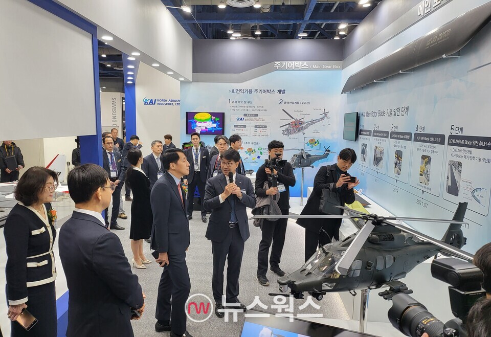 KAI가 '2023 대한민국 산업기술 R&D 대전'에 참가했다. 왼쪽부터 세 번째 장영진 산업부 차관, 네 번째 태진수 KAI 상무. (사진제공=KAI)