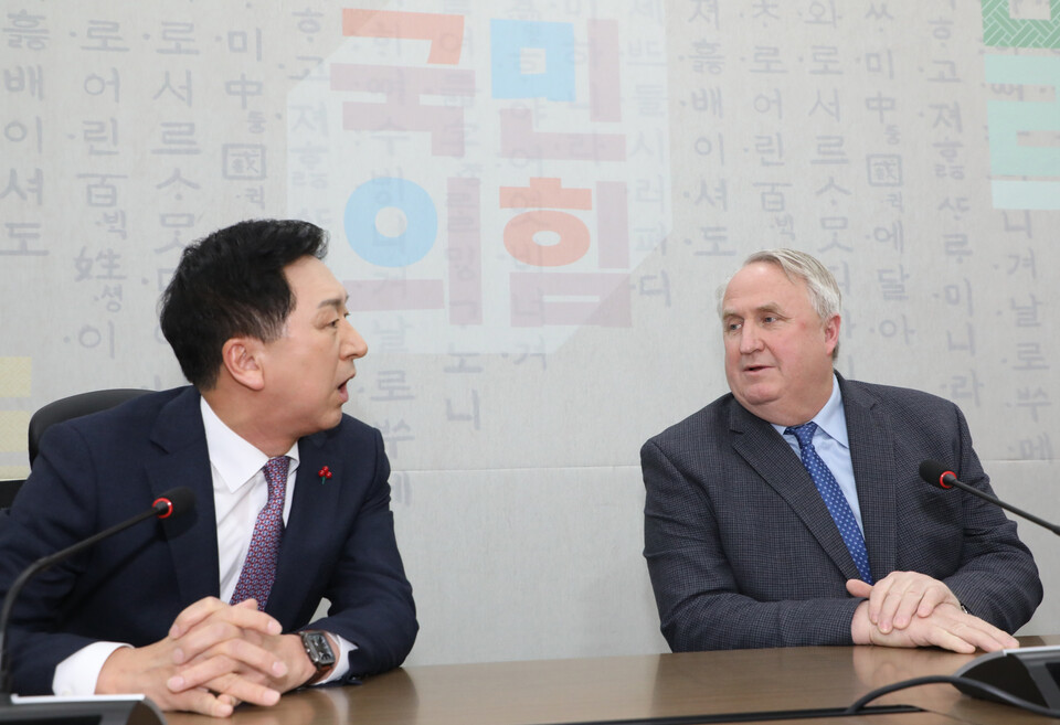 김기현(왼쪽) 국민의힘 대표와 인요한 혁신위원장이 6일 국회에서 만나 이야기를 나누고 있다. (사진=뉴스1)