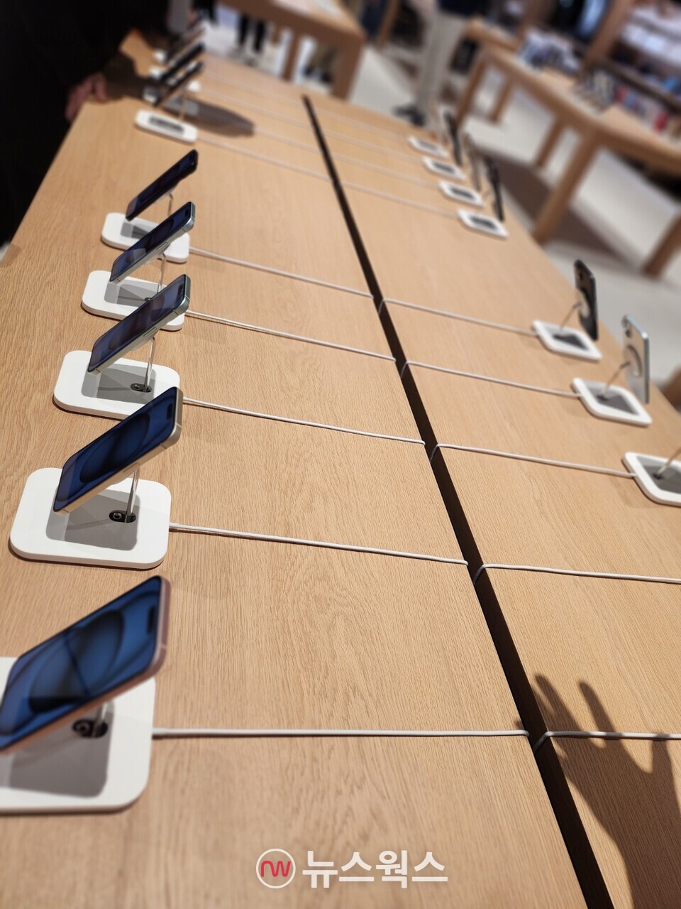 애플 하남의 각 테이블에는 사진과 같이 아이폰 등과 맥 시리즈 등이 놓여 있었다. (사진=채윤정기자)