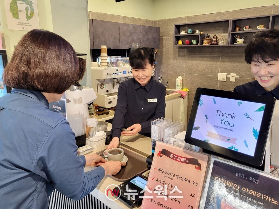 한 커피 판매점에서 안양시 노인일자리 참여자들이 일하고 있다. (사진제공=안양시)