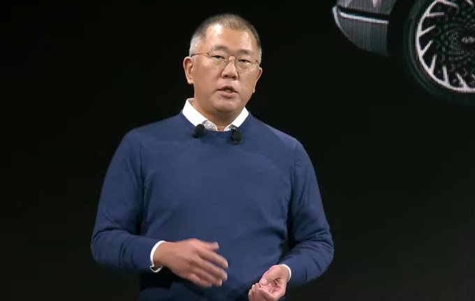 정의선 현대차그룹 회장이 CES 2022 프레스 콘퍼런스에서 로보틱스 비전을 발표하고 있다. (출처=현대 월드와이드 유튜브)