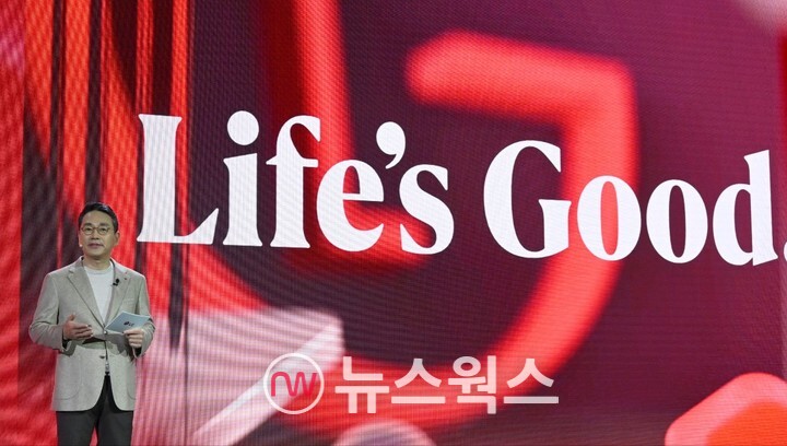 조주완 LG전자 사장이 CES 2023 개막을 하루 앞둔 1월 4일 'LG 월드 프리미어'에서 연설하고 있다. (사진제공=LG전자)
