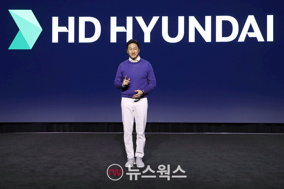 지난 1월 4일 열린 CES 2023 HD현대 프레스 콘퍼런스에서 정기선 대표가 바다 대전환을 이끌 핵심 비전을 소개하고 있다. (사진제공=HD현대)
