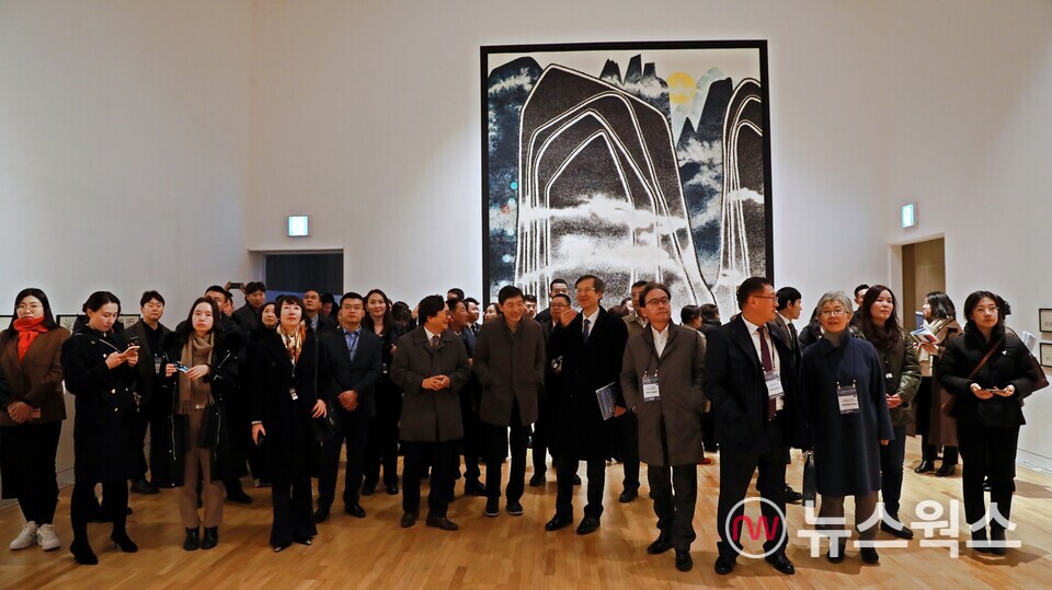 경주엑스포대공원을 찾은 동북아자치단체연합 참가자들이 솔거미술관을 관람하고 있다. (사진제공=경북문화엑스포)
