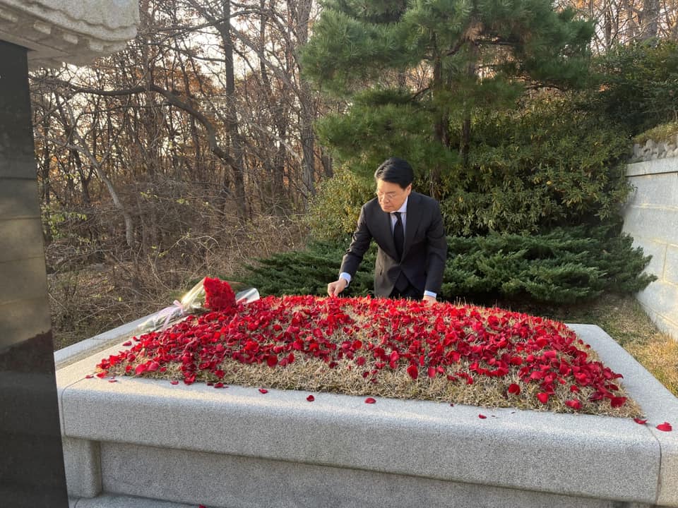 장제원 국민의힘 의원이 자신의 부친 묘소를 찾은 사진을 지난 11일 페이스북에 올렸다. (출처=장제원 의원 페이스북)