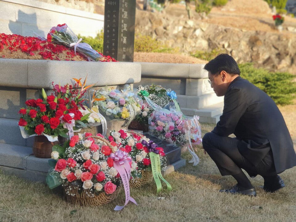 장제원 국민의힘 의원이 자신의 부친 묘소를 찾아 참배하고 있다. (출처=장제원 의원 페이스북 캡처)