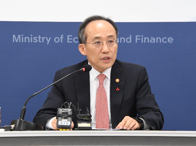 추경호 부총리가 지난 12일정부세종청사 기재부 기자실에서 열린 '출입기자간담회'에서 기자질문에 답변하고 있다. (사진제공=기획재정부)