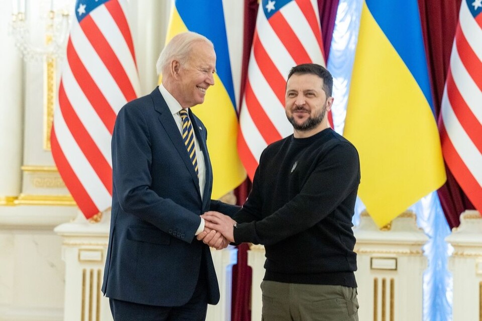 바이든(왼쪽) 미국 대통령이 지난 2월 20일  젤렌스키 우크라이나 대통령과 키이우에서 만나 악수하고 있다. 당시 바이든 대통령은 포탄과 대전차미사일 등 우크라이나에 5억달러(약 6488억원) 규모의 추가 지원을 약속했다. (사진=백악관 인스타그램 캡처)