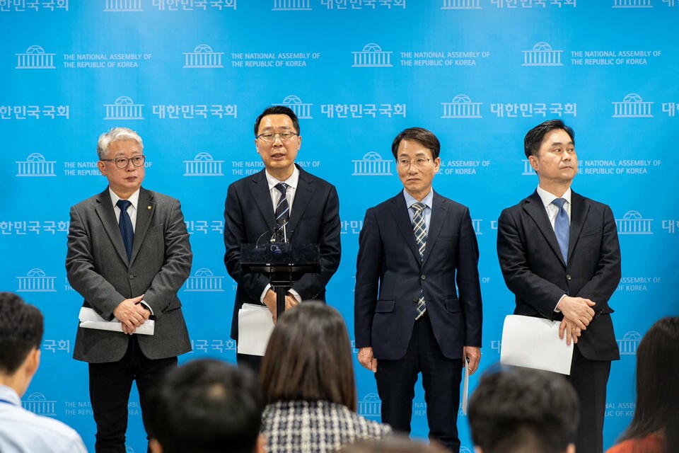 (왼쪽부터) 조응천·윤영찬·이원욱·김종민 민주당 의원들이 14일 국회소통관에서 기자회견을 열고 이재명 민주당 대표를 포함한 '당 지도부 총사퇴 및 통합 비대위 전환'을 촉구하고 있다. (출처=윤영찬 의원 페이스북)