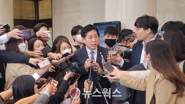 김주현 금융위원장이 지난 4월 27일 은행회관에서 개최된 'PF 대주단 협약식'을 마친 뒤 기자들을 만나 백브리핑을 하고 있다. (사진=이한익 기자)