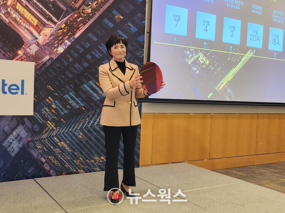 권명숙 인텔코리아 사장이 인텔 4 공정 웨이퍼를 소개하고 있다. (사진=채윤정 기자) 