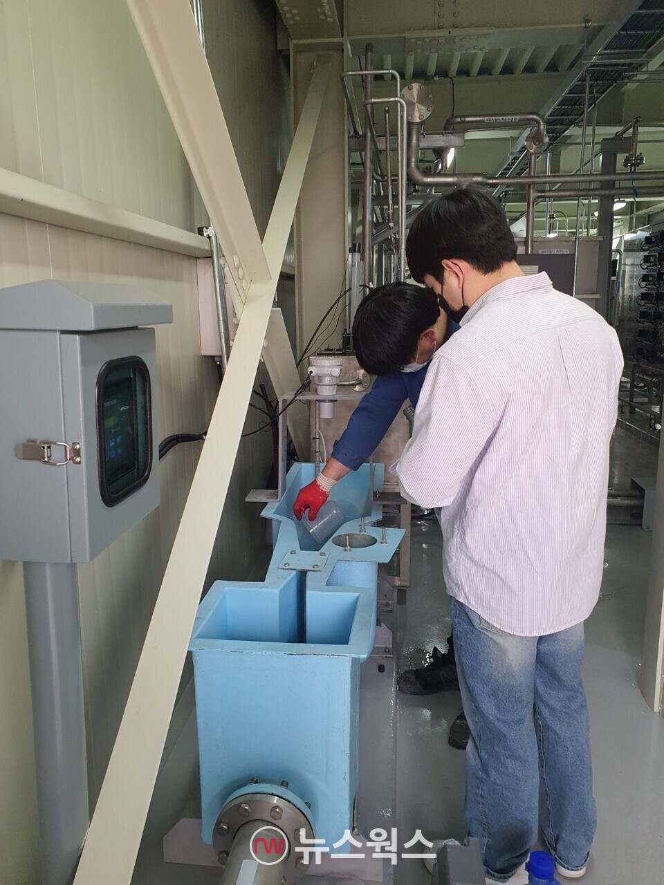 용인시 환경부서 담당자가 폐수 배출사업장 점검을 하고 있는 모습.(사진제공=용인시)