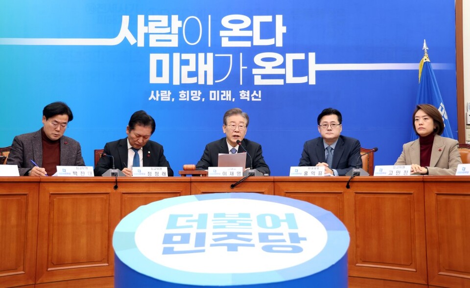이재명(가운데) 민주당 대표가 지난 18일 국회에서 열린 최고위원회의에서 발언하고 있다. (사진제공=민주당)