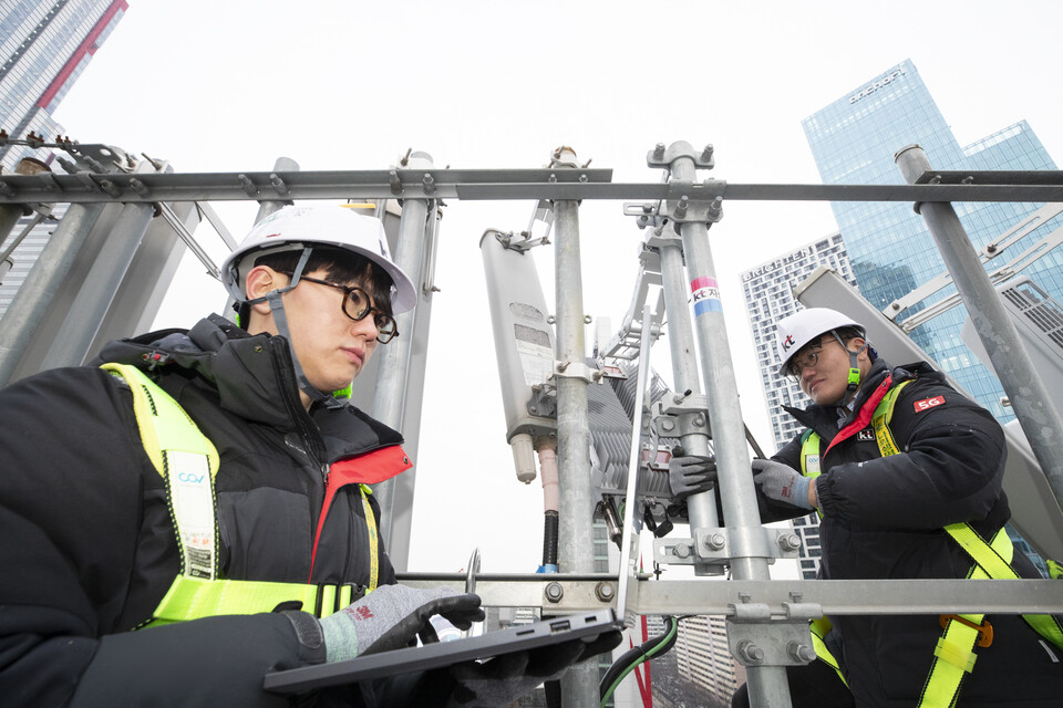 KT 네트워크 전문가가 20일 서울 여의도 고층건물 기지국에서 네트워크 품질을 점검하고 있다. (사진제공=KT)