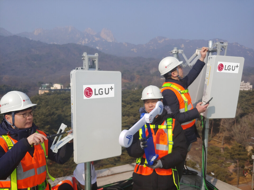 LG유플러스 직원들이 네트워크를 점검하고 있다.(사진제공=LG유플러스)