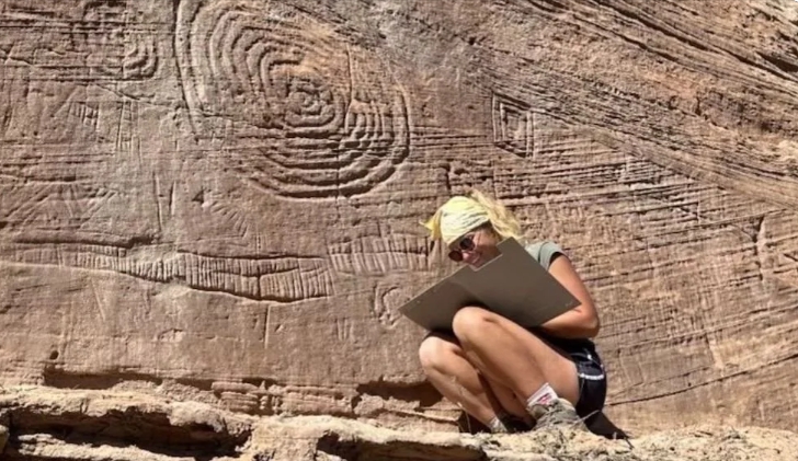 한 고고학자가 캐슬 록 푸에블로의 바위에 새겨진 그림을 조사하고 있다. (사진제공=라이스사이언스)