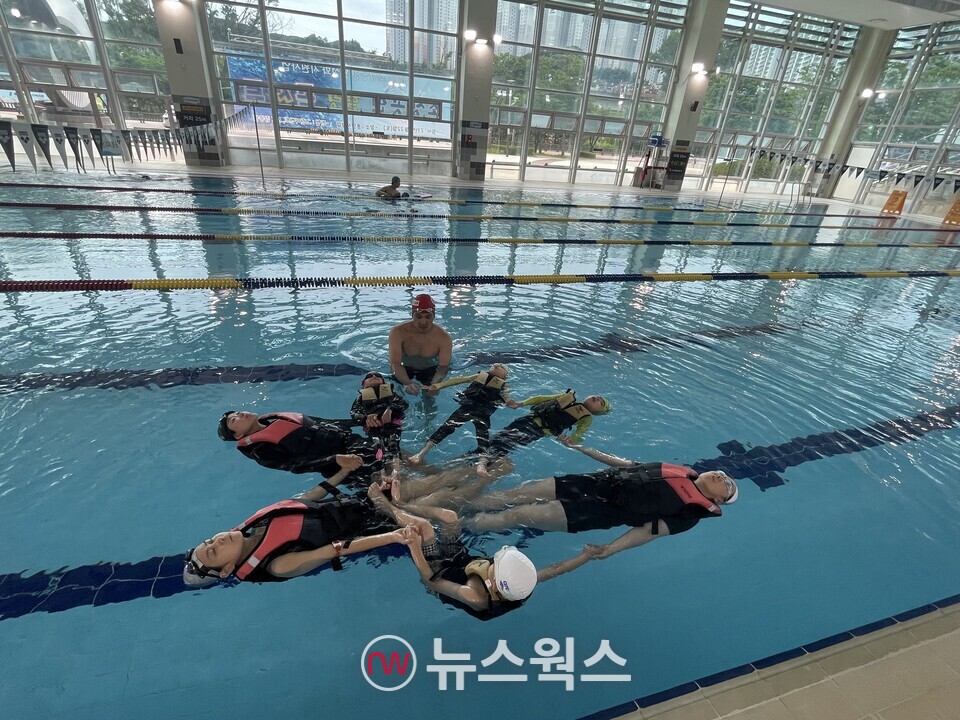 용인시가 시민을 대상으로 생존수영 수업을 진행하는 모습(사진제공=용인시)