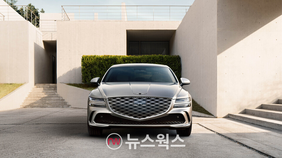제네시스가 새롭게 선보인 G80 부분변경 모델 전면부 모습. (사진제공=제네시스)