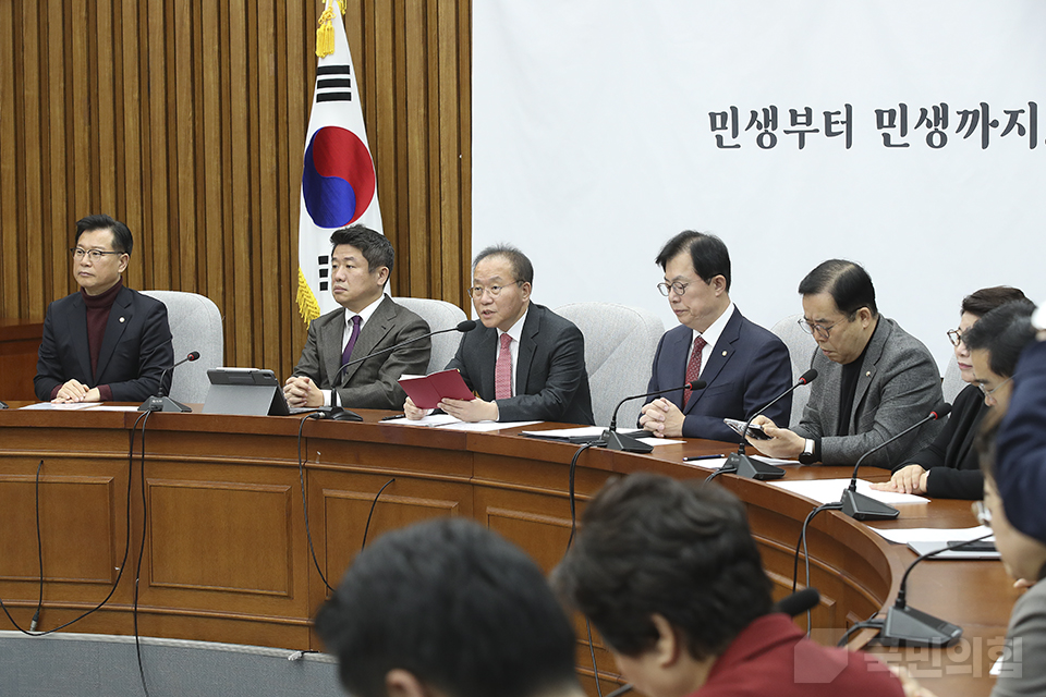 윤재옥(왼쪽 세 번째) 당대표 권한대행이 지난 22일 국회에서 열린 원내대책회의에서 발언하고 있다. (사진제공=국민의힘)