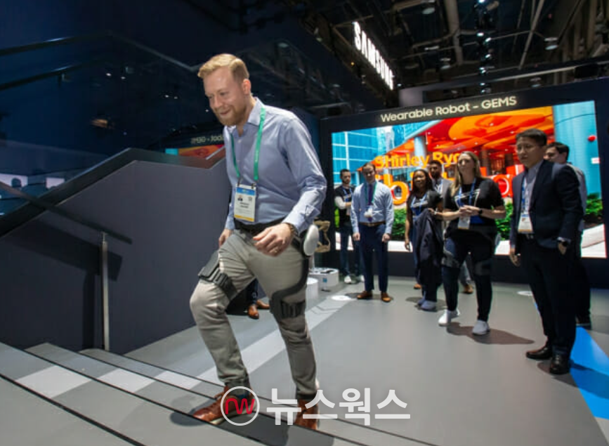 미국 라스베이거스에서 열린 세계 최대 전자 전시회 'CES 2020'에서 관람객이 삼성전자 웨어러블 보행 보조 로봇 'GEMS Hip'을 체험하고 있다. (사진제공=삼성전자)